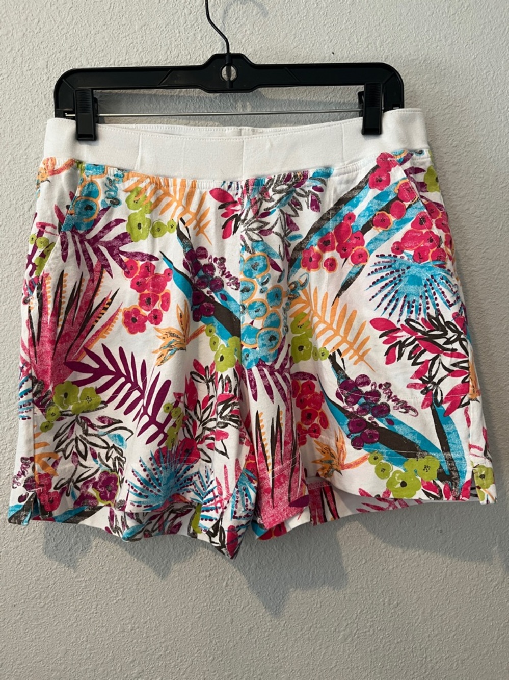 FRESH PRODUCE Women's High Waist  pull on Floral Shorts 
100% cotton 
Sz L